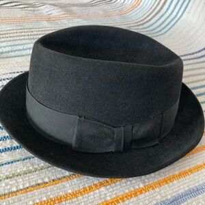 Men’s Black Felt Fedora Hat (Stingy Brim)